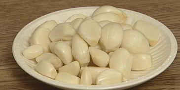 хлеб с оливками и чесноком