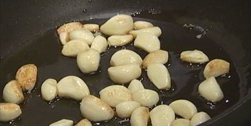 хлеб с оливками и чесноком