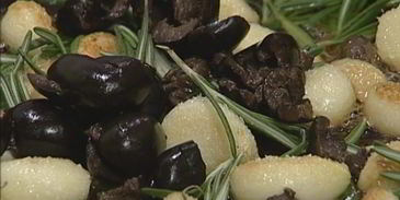 хлеб с оливками и чесноком