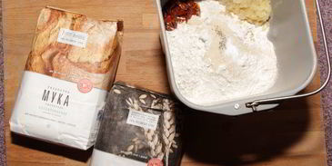 хлеб с вялеными томатами и луком