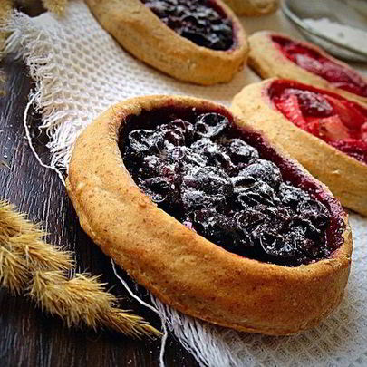 Постные ржаные мини-галеты с ягодами