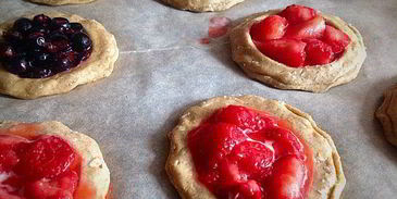 постные ржаные мини-галеты с ягодами