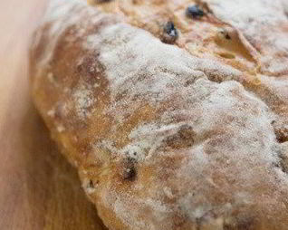 Пшенично-ржаной дрожжевой хлеб с изюмом и тмином