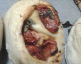 Пшеничный хлеб с печеными помидорами