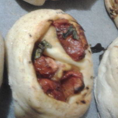 Пшеничный хлеб с печеными помидорами