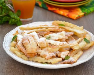 Хворост тонкий хрустящий сладкий