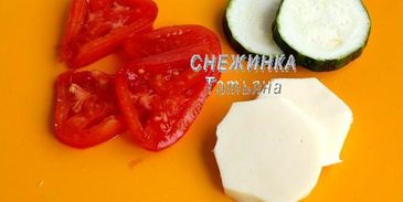 конвертики из баклажана с моцареллой, томатом и цукини