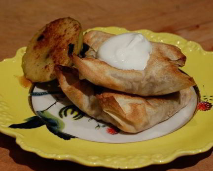 Конвертики из фило с запеченными яблоками