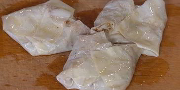 конвертики из фило с запеченными яблоками