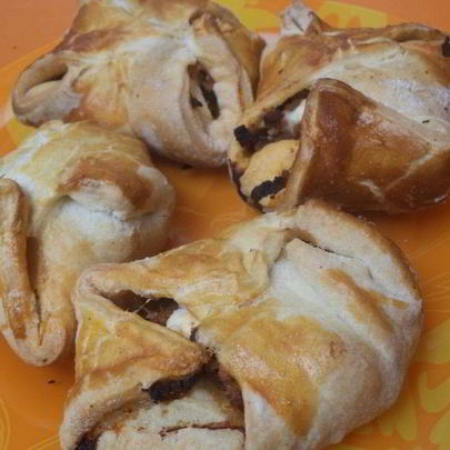 Конвертики из слоеного теста с начинкой из мясного фарша и феты