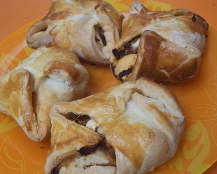 Конвертики из слоеного теста с начинкой из мясного фарша и феты