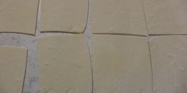 конвертики из слоеного теста с начинкой из мясного фарша и феты