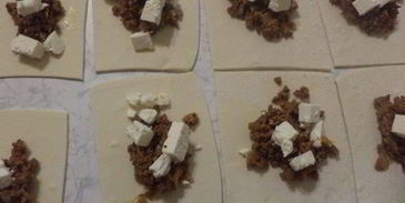 конвертики из слоеного теста с начинкой из мясного фарша и феты