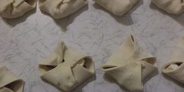 конвертики из слоеного теста с начинкой из мясного фарша и феты