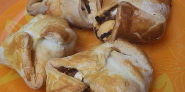 конвертики из слоеного теста с начинкой из мясного фарша и феты