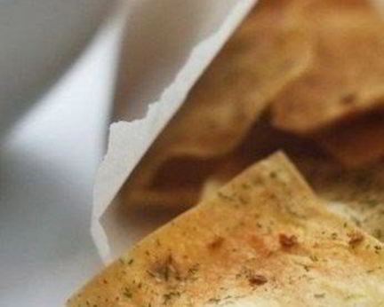 Чесночные чипсы из лаваша