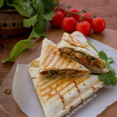 Конвертики с мясом и фасолью в лаваше