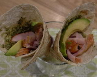 Кулечки из лаваша с копченой курицей и авокадо