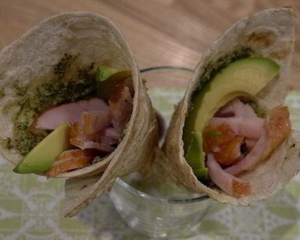 Кулечки из лаваша с копченой курицей и авокадо