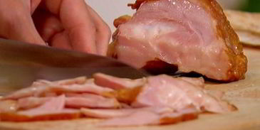 кулечки из лаваша с копченой курицей и авокадо