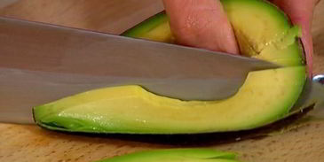 кулечки из лаваша с копченой курицей и авокадо