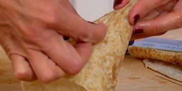 кулечки из лаваша с копченой курицей и авокадо