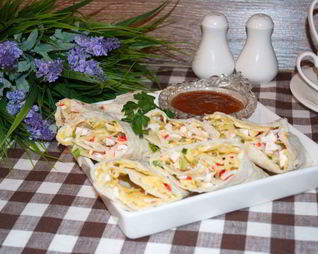 Лаваш с крабовыми палочками и огурцом