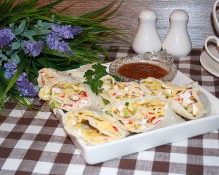 Лаваш с крабовыми палочками и огурцом