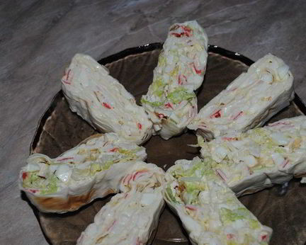 Лаваш с крабовыми палочками и плавленым сыром