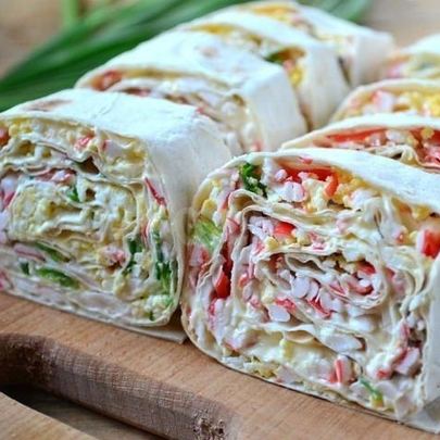 Лаваш с крабовыми палочками яйцами и зеленым луком