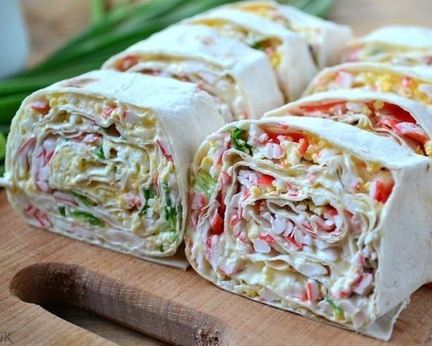 Лаваш с крабовыми палочками яйцами и зеленым луком