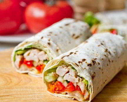 Ролл из лаваша с курицей и овощами