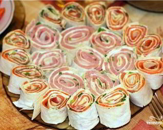 Рулетики из лаваша с семгой и ветчиной