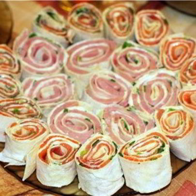 Рулетики из лаваша с семгой и ветчиной
