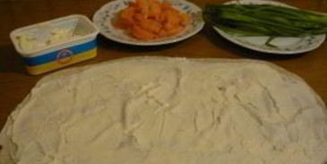 рулетики из лаваша с семгой и ветчиной