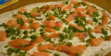 рулетики из лаваша с семгой и ветчиной