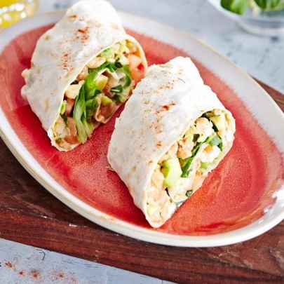 Рулеты из лаваша с салатом из фасоли и авокадо