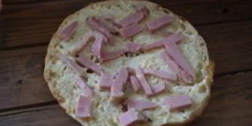 толстый лаваш с сыром и бужениной