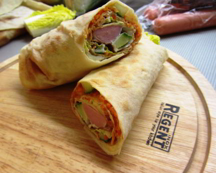 Трубочки из лаваша с сосиской и огурцом