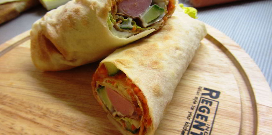 Рецепт трубочек из лаваша с сосиской и огурцом