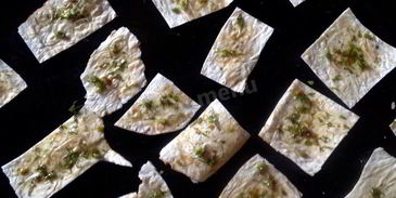 вкусные чипсы из лаваша с чесноком