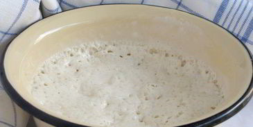 фокачча с грушей, сыром и беконом