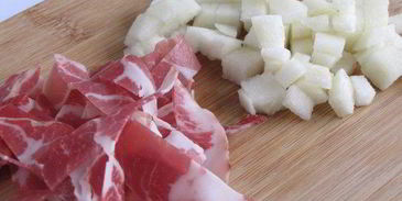 фокачча с грушей, сыром и беконом