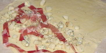 фокачча с грушей, сыром и беконом