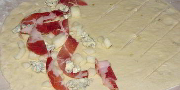 фокачча с грушей, сыром и беконом