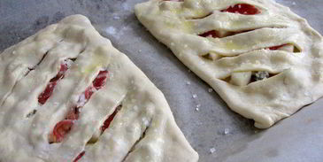 фокачча с грушей, сыром и беконом