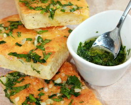 Фокачча с сыром и песто из зеленого лука