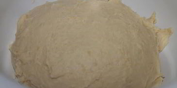 фокачча с сыром и песто из зеленого лука