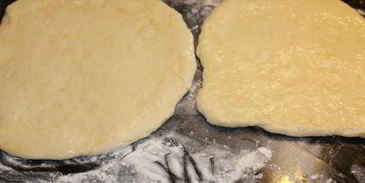 фокачча с сыром и песто из зеленого лука