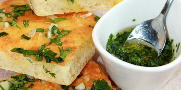 фокачча с сыром и песто из зеленого лука